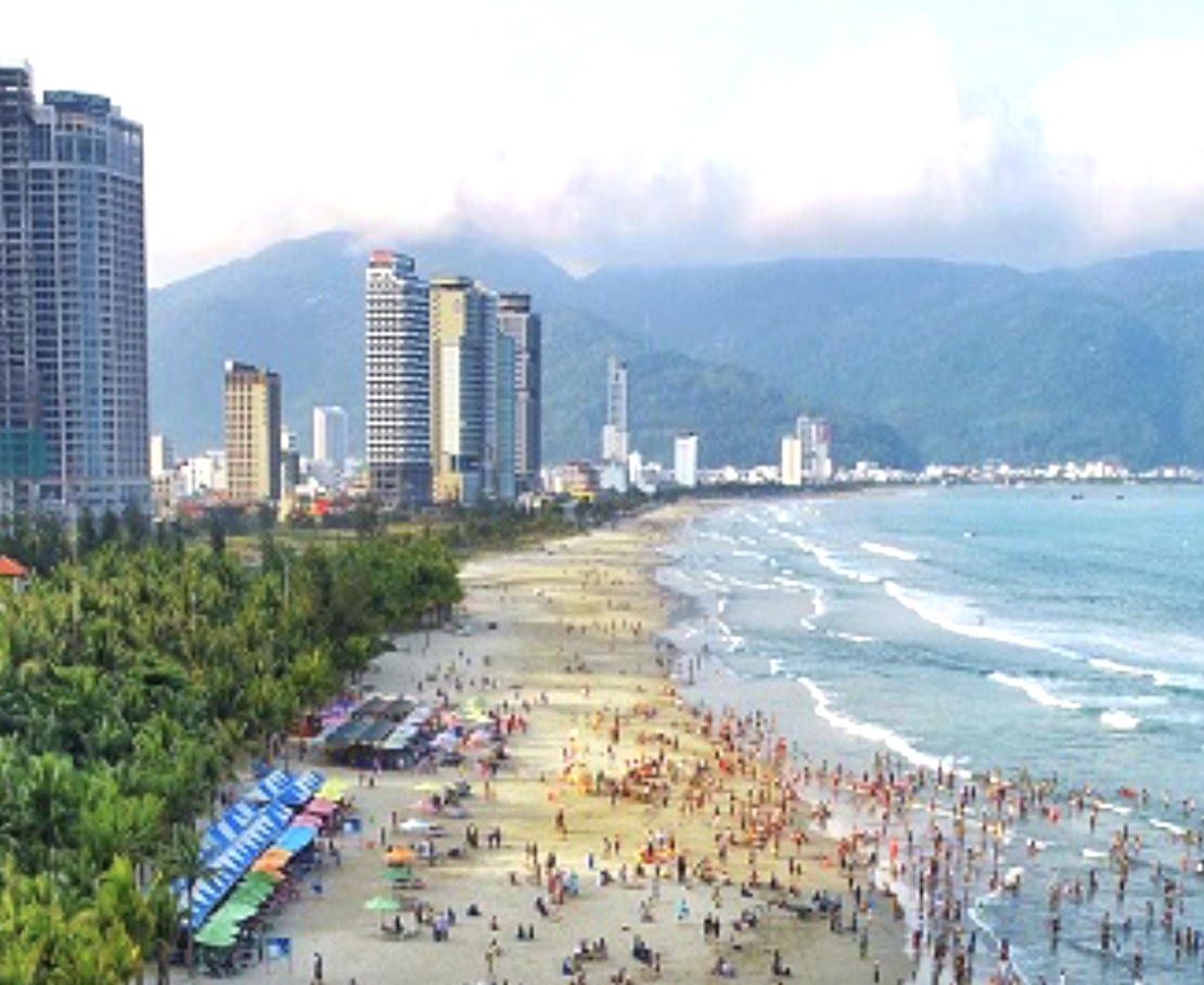 Khách du lịch tắm biển Mỹ Khê, Đà Nẵng.