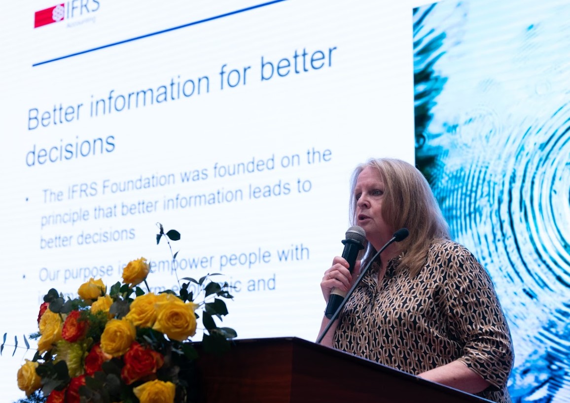 B&agrave; Linda Mezon Hutter, Ph&oacute; Chủ tịch IASB chia sẻ tại buổi Hội thảo.