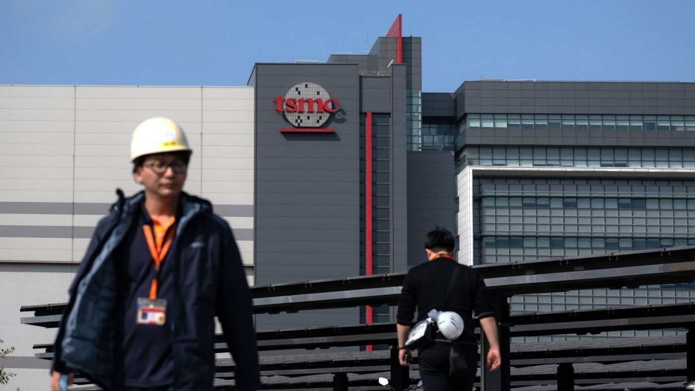Việc TSMC tăng giá diễn ra khi các chính phủ và công ty trên khắp thế giới đang tìm cách giảm bớt rủi ro địa chính trị bằng cách đảm bảo nguồn cung cấp chip bổ sung bên ngoài Đài Loan. Ảnh: Bloomberg