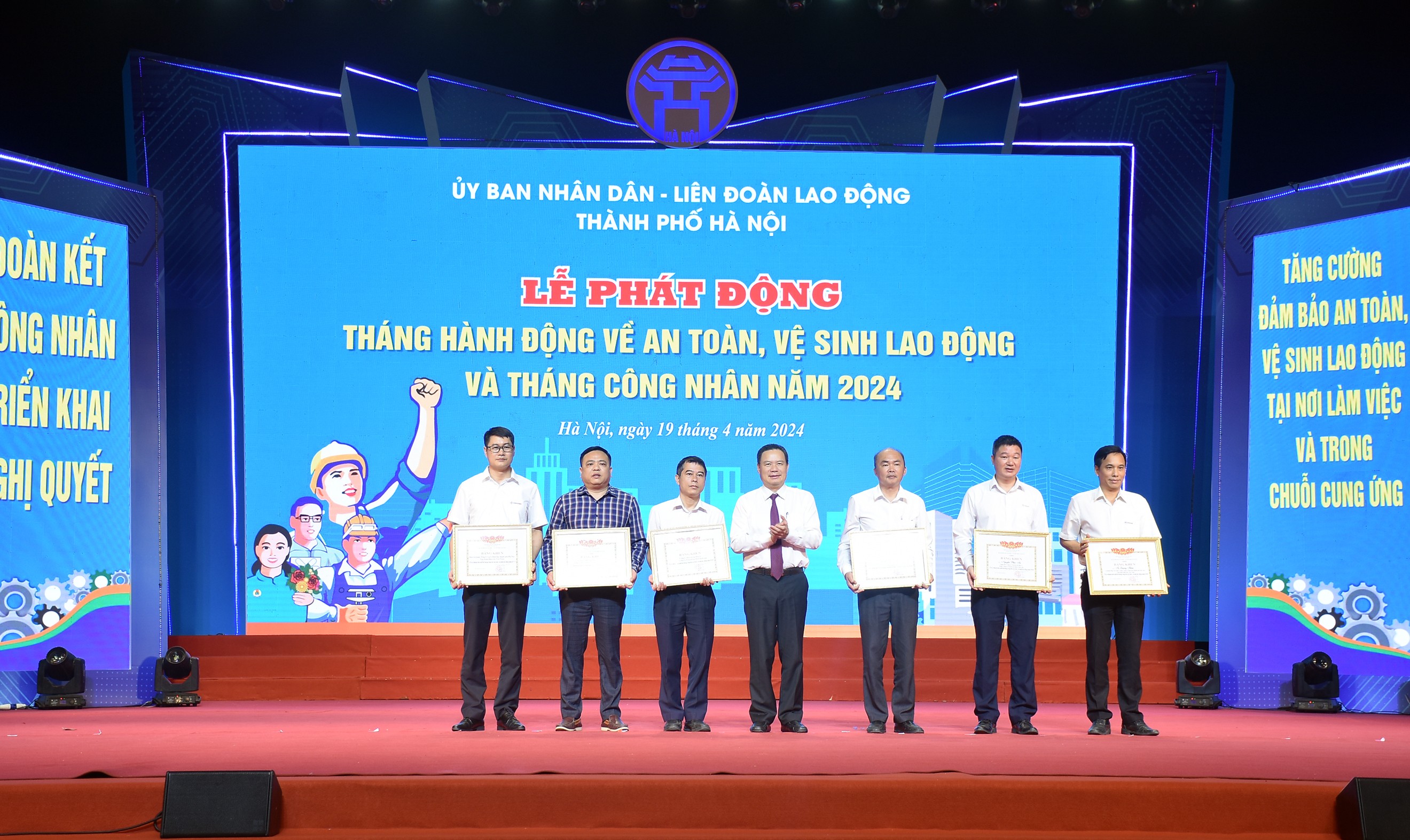 Thứ trưởng Bộ Lao động - Thương binh và Xã hội Lê Văn Thanh tặng Bằng khen cho các tập thể, cá nhân.
