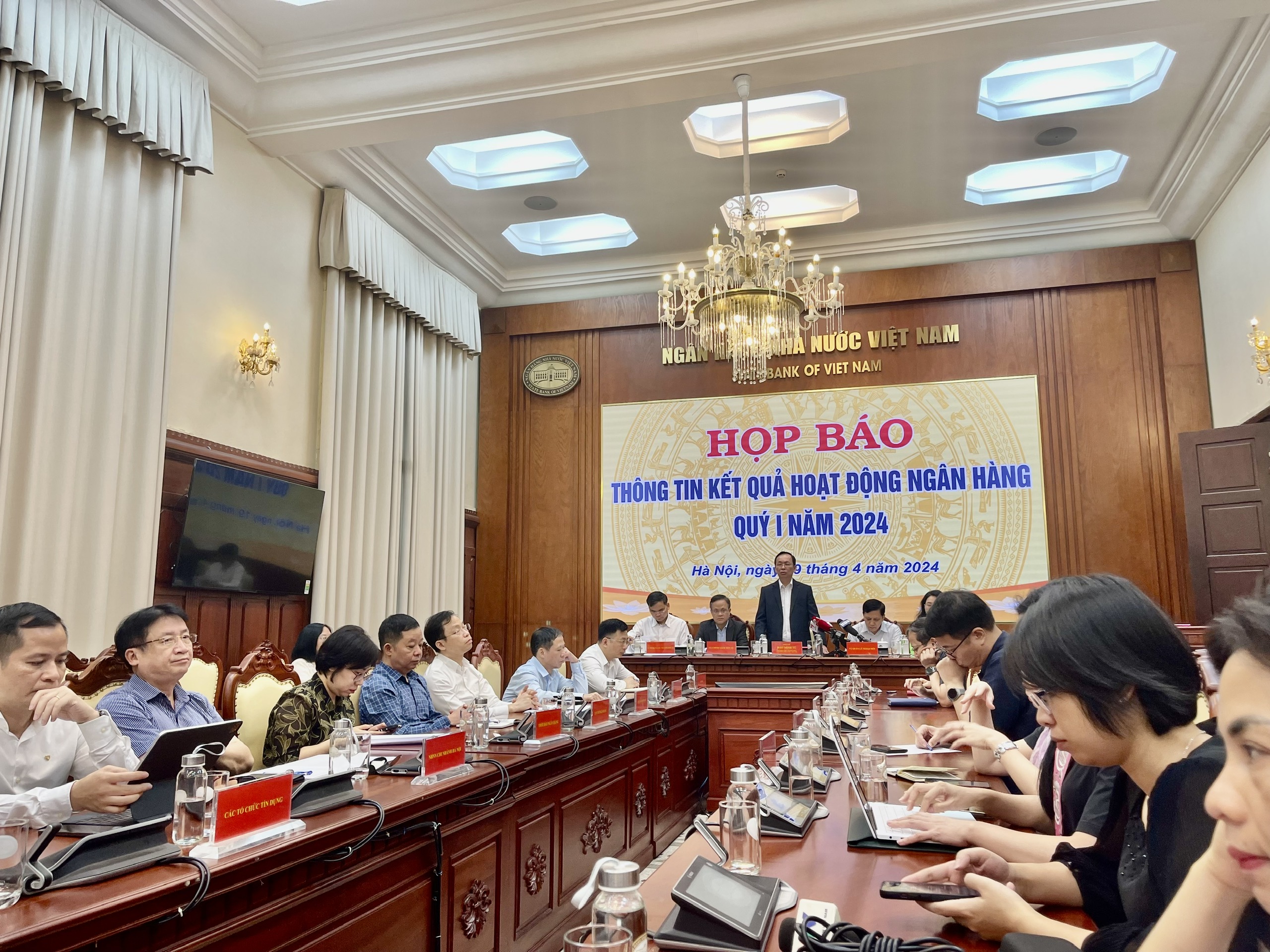 &Ocirc;ng&nbsp;Đ&agrave;o Minh&nbsp;T&uacute;, Ph&oacute; Thống đốc Ng&acirc;n h&agrave;ng Nh&agrave; nước Việt Nam chủ tr&igrave; buổi họp b&aacute;o.