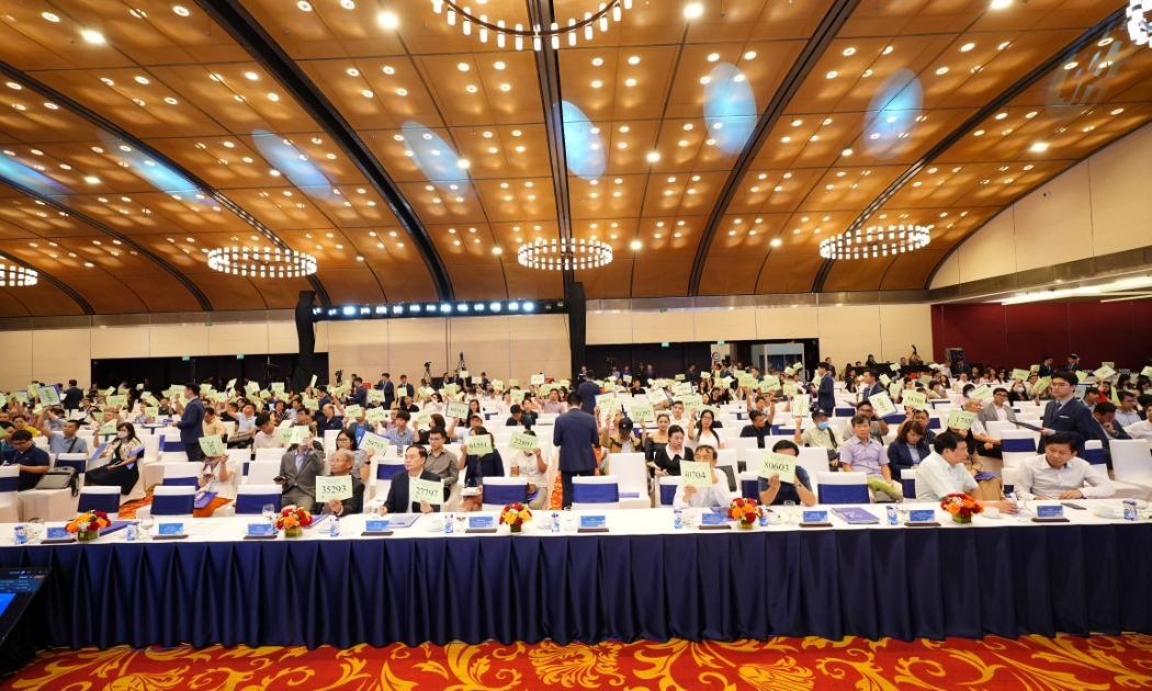 Cổ đông MB biểu quyết thông qua các tờ trình.
