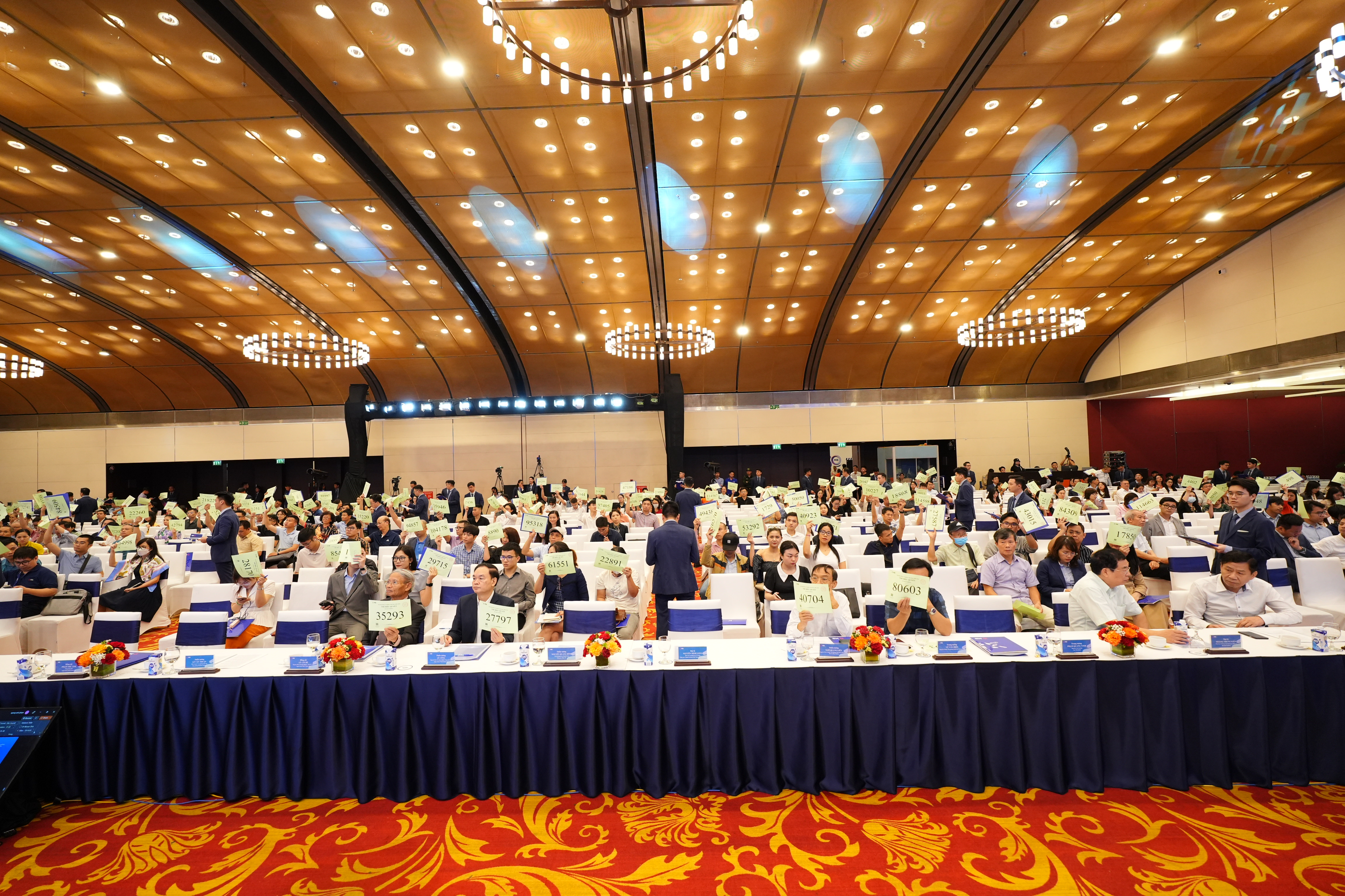 Cổ đông MB biểu quyết thông qua các tờ trình.