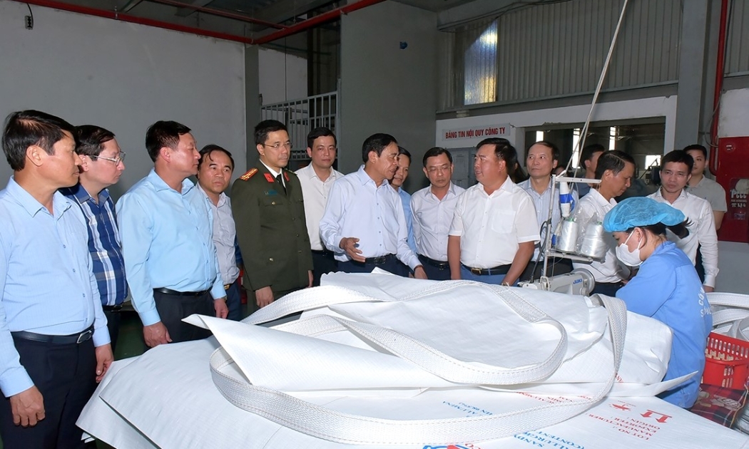 Lãnh đạo tỉnh Hà Tĩnh đi kiểm tra tình hoạt động của doanh nghiệp trên địa bàn. Ảnh Báo Hà Tĩnh