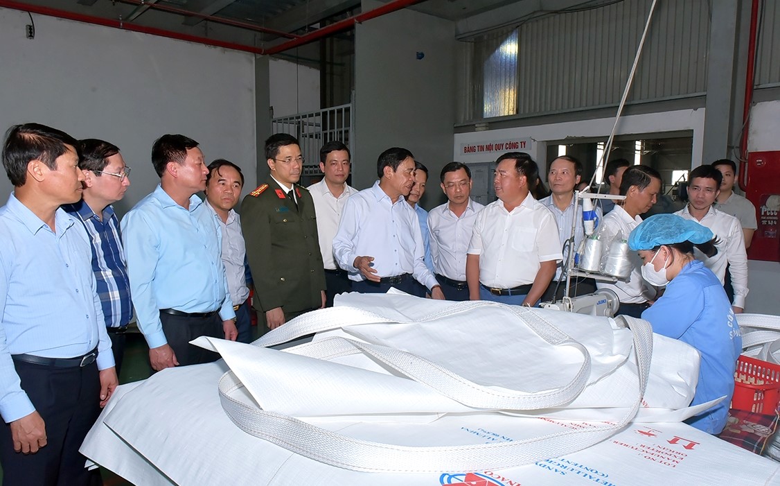 Lãnh đạo tỉnh Hà Tĩnh đi kiểm tra tình hoạt động của doanh nghiệp trên địa bàn. Ảnh Báo Hà Tĩnh