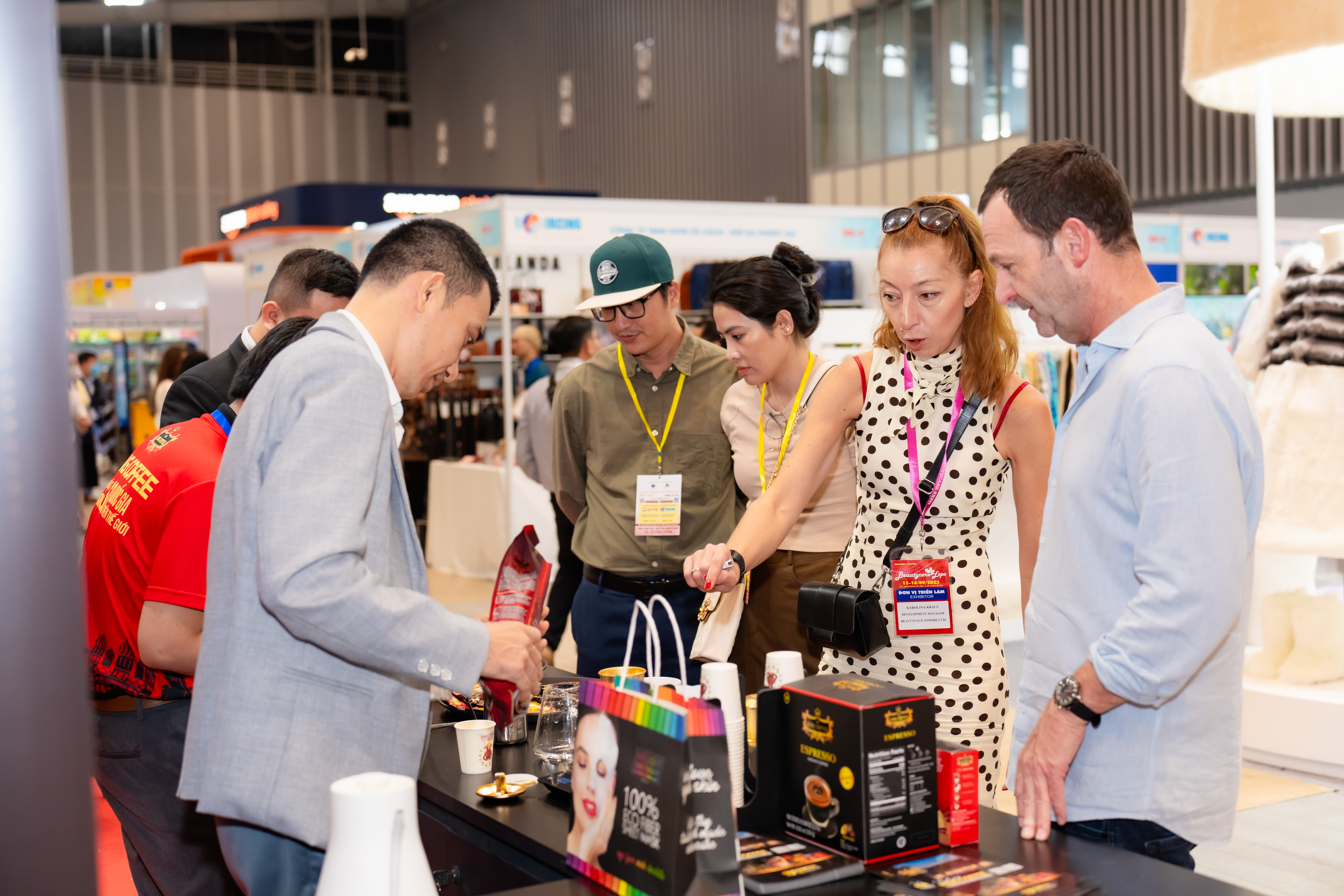 Các nhà nhập khẩu tìm hiểu mặt hàng Việt Nam.