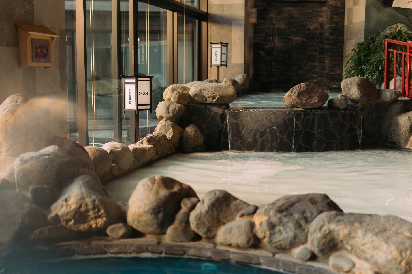 Một bể kho&aacute;ng soda trong tổ hợp kho&aacute;ng n&oacute;ng.