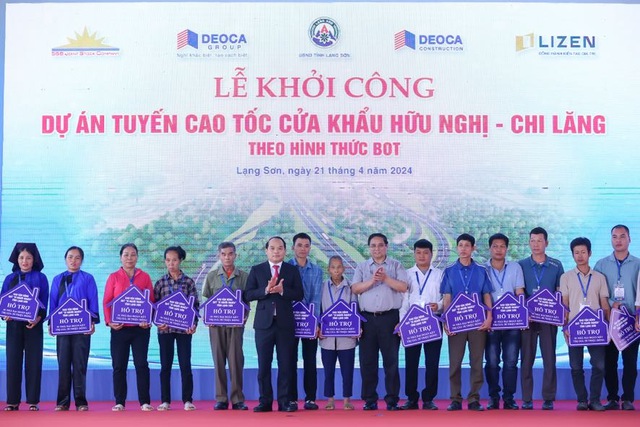 Prime Minister Pham Minh Chinh, alongside leaders of Lang Son province, presented gifts from the province's