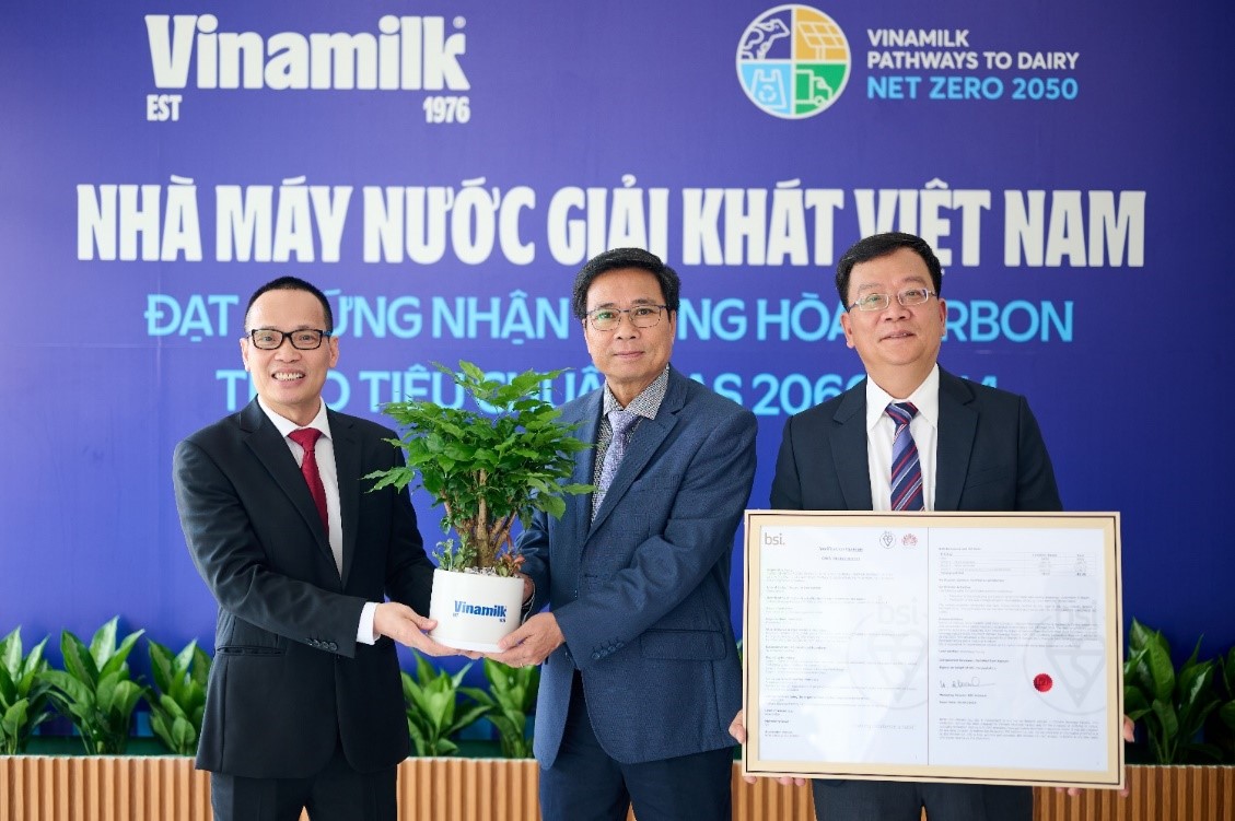 Ông Lê Hoàng Minh, Giám đốc Điều hành Sản xuất của Vinamilk trao tặng cây lưu niệm cho đại diện BSI Việt Nam.