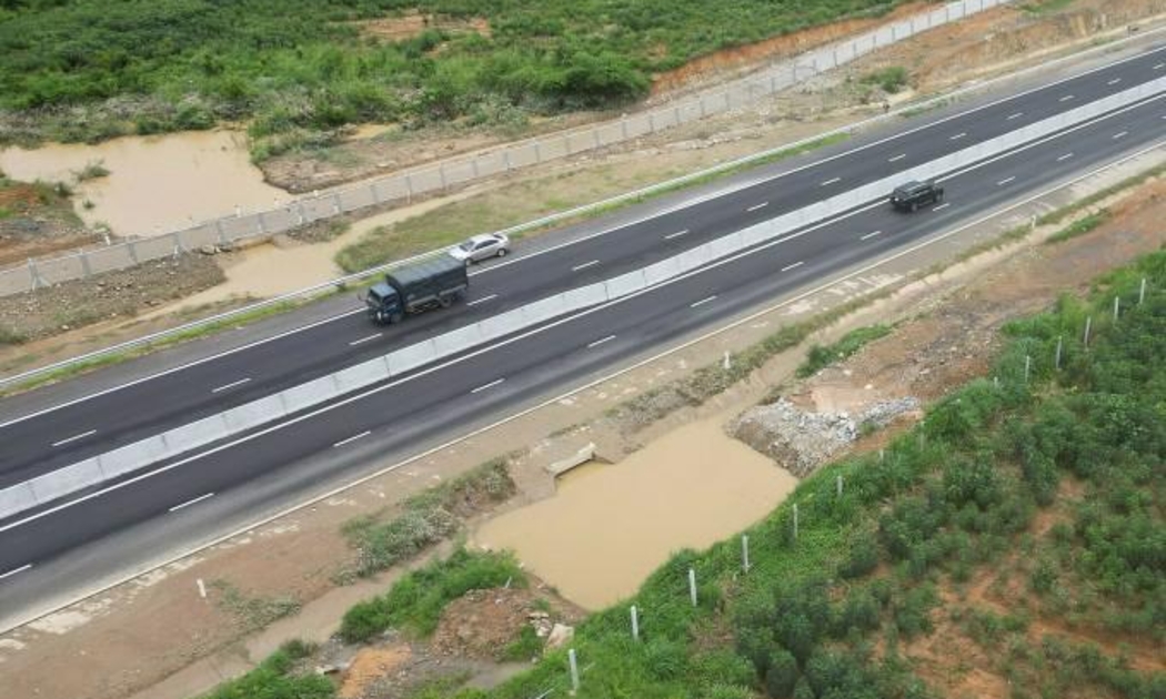Cao tốc Phan Thiết - Dầu Giây từng xảy ra ngập nước do mưa lớn do không có cống thoát đủ lớn, vào đêm 29/7/2023. Ảnh: Việt Quốc.