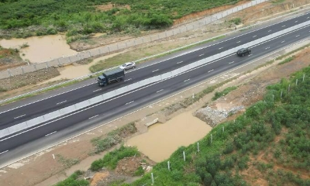 Cao tốc Phan Thiết - Dầu Giây từng xảy ra ngập nước do mưa lớn do không có cống thoát đủ lớn, vào đêm 29/7/2023. Ảnh: Việt Quốc.