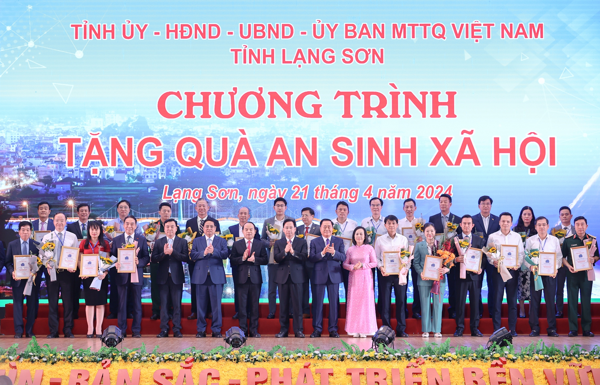 Thủ tướng và lãnh đạo các bộ, ngành, địa phương cùng các nhà đầu tư được trao Quyết định chủ trương đầu tư, Giấy chứng nhận đăng ký đầu tư - Ảnh: VGP/