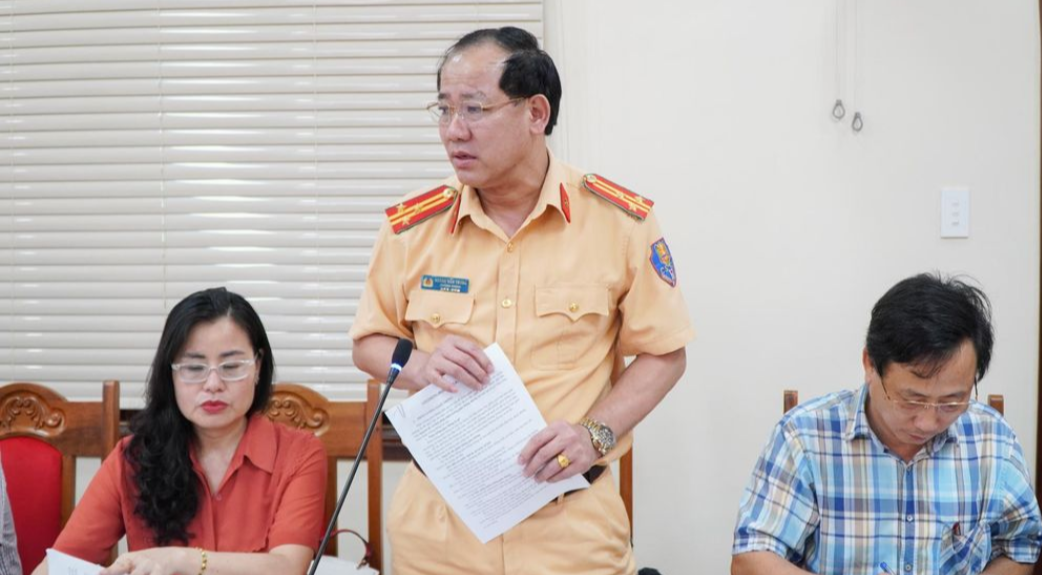 Trưởng phòng Phòng Cảnh sát giao thông, Công an tỉnh Quảng Trị, Thượng tá Hoàng Văn Trung  phát biểu tại buổi làm việc. Ảnh Lê Trường