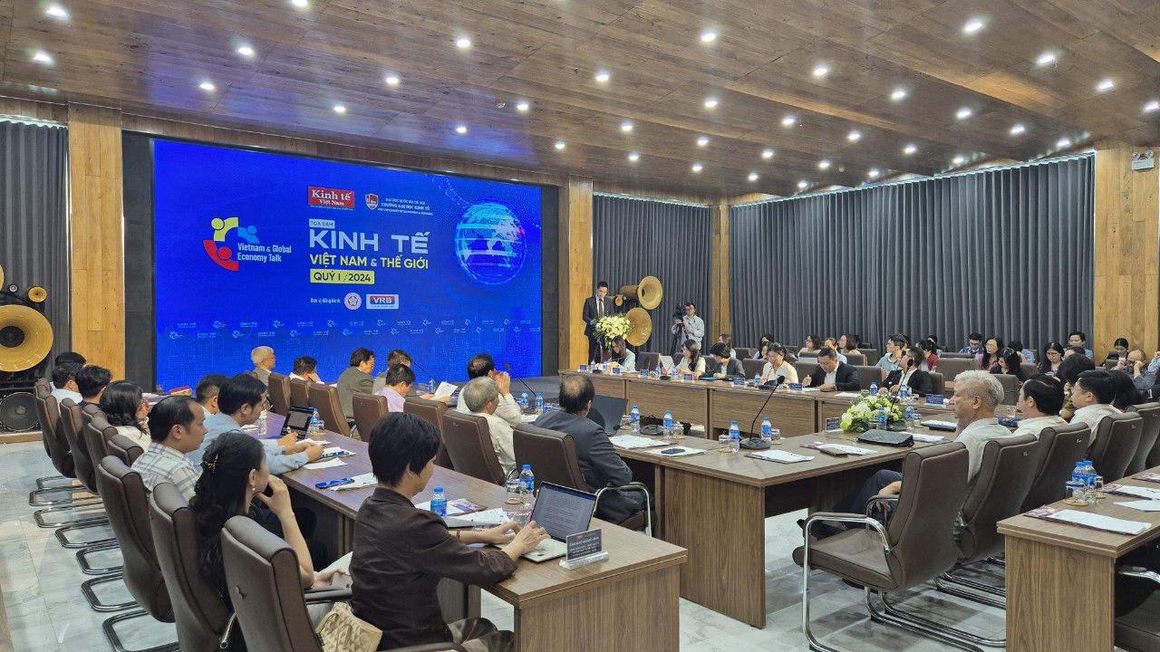 Tọa đàm kinh tế Việt Nam và Thế giới với chủ đề “Nhận diện kinh tế quý 1-2024: Mở lối cho kinh tế cả năm” do Tạp chí Kinh tế Việt Nam/VnEconomy phối hợp với Đại học Kinh tế - Đại học Quốc gia Hà Nội tổ chức đã nhận được nhiều sự quan tâm của giới chuyên môn và thị trường. Ảnh: Việt Dũng.