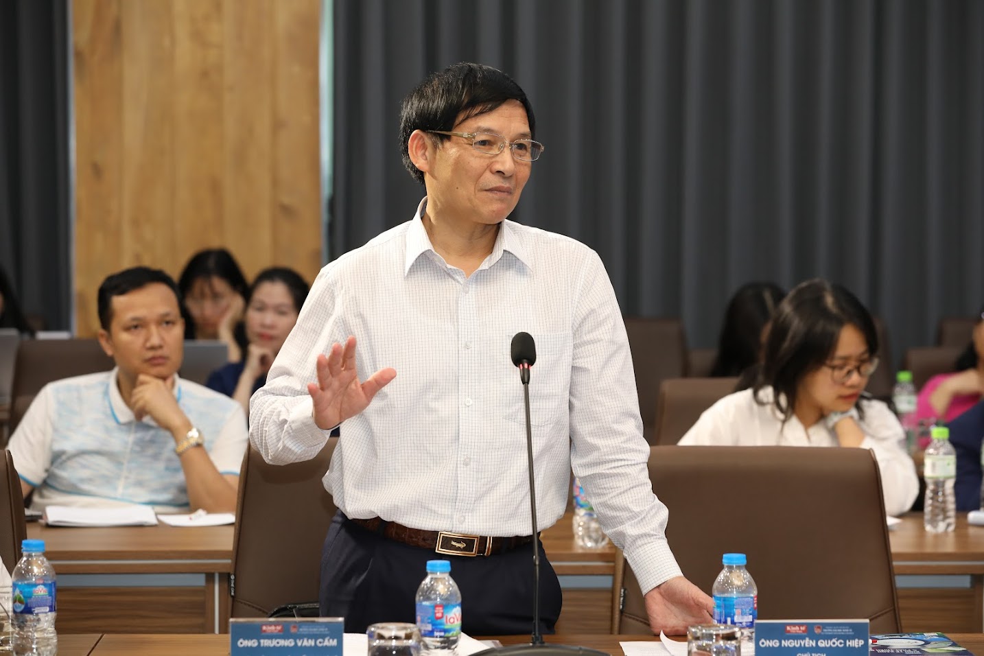 Ph&aacute;t biểu tại tọa đ&agrave;m, &ocirc;ng Trương Văn Cẩm, Ph&oacute; Chủ tịch ki&ecirc;m Tổng Thư k&yacute; Hiệp hội Dệt may Việt Nam, chia sẻ, rằng t&igrave;nh h&igrave;nh của doanh nghiệp dệt may trong thời gian vừa qua l&agrave; rất kh&oacute; khăn. Yếu tố g&acirc;y kh&oacute; khăn nhất theo &ocirc;ng Cẩm ch&iacute;nh l&agrave; về gi&aacute;, gi&aacute; c&aacute;c đơn h&agrave;ng giảm từ 20 tới 50%, d&ugrave; vậy doanh nghiệp vẫn phải chấp nhận để c&oacute; việc l&agrave;m cho người lao động. Thậm ch&iacute;, c&oacute; đơn h&agrave;ng nhưng doanh nghiệp bị lỗ, vẫn phải chấp nhận để giữ ch&acirc;n người lao động. Rất may, từ đầu qu&yacute; 1-2024 đến nay, t&igrave;nh h&igrave;nh c&oacute; vẻ khởi sắc hơn. Đơn h&agrave;ng đ&atilde; dồi d&agrave;o hơn nhưng gi&aacute; vẫn chưa được như mong muốn nhưng đ&atilde; bắt đầu c&oacute; xu hướng nh&iacute;ch l&ecirc;n. Hiện doanh nghiệp dệt may kh&ocirc;ng phải đứng trước t&igrave;nh trạng 