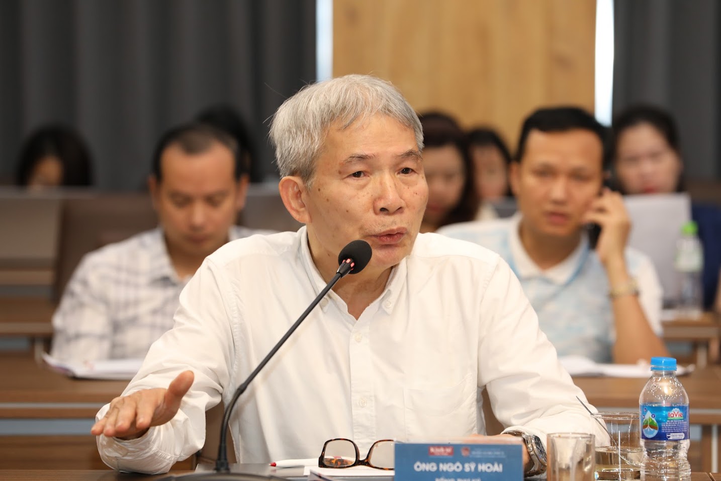 Ông Ngô Sỹ Hoài, Tổng Thư ký Hiệp hội Gỗ và Lâm sản Việt Nam, cho biết năm 2023 tình hình với doanh nghiệp gỗ rất u ám, rất xấu. Các doanh nghiệp đã nhận định, chiều hướng đi xuống sẽ còn tiếp diễn và hình đáy sẽ là đáy chữ U, phải vài ba năm mới hồi phục được. 3 tháng đầu năm nay, có vẻ mọi thứ đã nhích lên, mặc dù chưa được như kỳ vọng. 3 tháng đầu năm kim ngạch xuất khẩu tăng 23,6%, nhập khẩu tăng 10,3%. Nhìn chung, ngành công nghiệp gỗ, đến thời điểm hiện nay, cần một sự thay đổi về chất. Có cảm giác như truyền thông và các cơ quan quản lý nhà nước đang cung cấp thông tin hơi nặng về thành tích, chưa thực sự phản ánh đúng tình hình của bức tranh. 

Ông Nguyễn Quốc Toản, Giám đốc Trung tâm Chuyển đổi số và Thống kê Nông nghiệp, Bộ Nông nghiệp và Phát triển Nông thôn, cho rằng để nâng cao năng lực cạnh tranh của doanh nghiệp Việt, đơn cử như các doanh nghiệp liên quan tới nông nghiệp, thì phải cải thiện năng lực logistict. Để cải thiện được lĩnh vực này, thì không chỉ Chính phủ, các bộ, ban ngành mà các hiệp hội, các doanh nghiệp cũng có vai trò quan trọng. Phải đầu tư bài bản vào hệ sinh thái như kho lạnh, chế biến, vận tải đường sắt, hàng không... 


Ông Nguyễn Vũ Michael, Giám đốc Boeing Việt Nam, chia sẻ rằng ông cảm thấy rất tiếc khi có nhiều doanh nghiệp Mỹ đã tới Việt Nam, các doanh nghiệp này cũng đánh giá rất cao các cơ hội hợp tác, nguồn nhân lực trẻ trung, năng động, nhưng vì nhiều lý do họ đã không ở lại. Đây là điều rất đáng tiếc. Ông Nguyễn Vũ Michael cho rằng, Việt Nam cần hỗ trợ nhiều hơn nữa với doanh nghiệp SME để những doanh nghiệp này tận dụng được thời cơ, tăng cường hợp tác với doanh nghiệp Mỹ. 