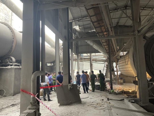 Provincial leaders and police at the scene (Photo source: VGP)