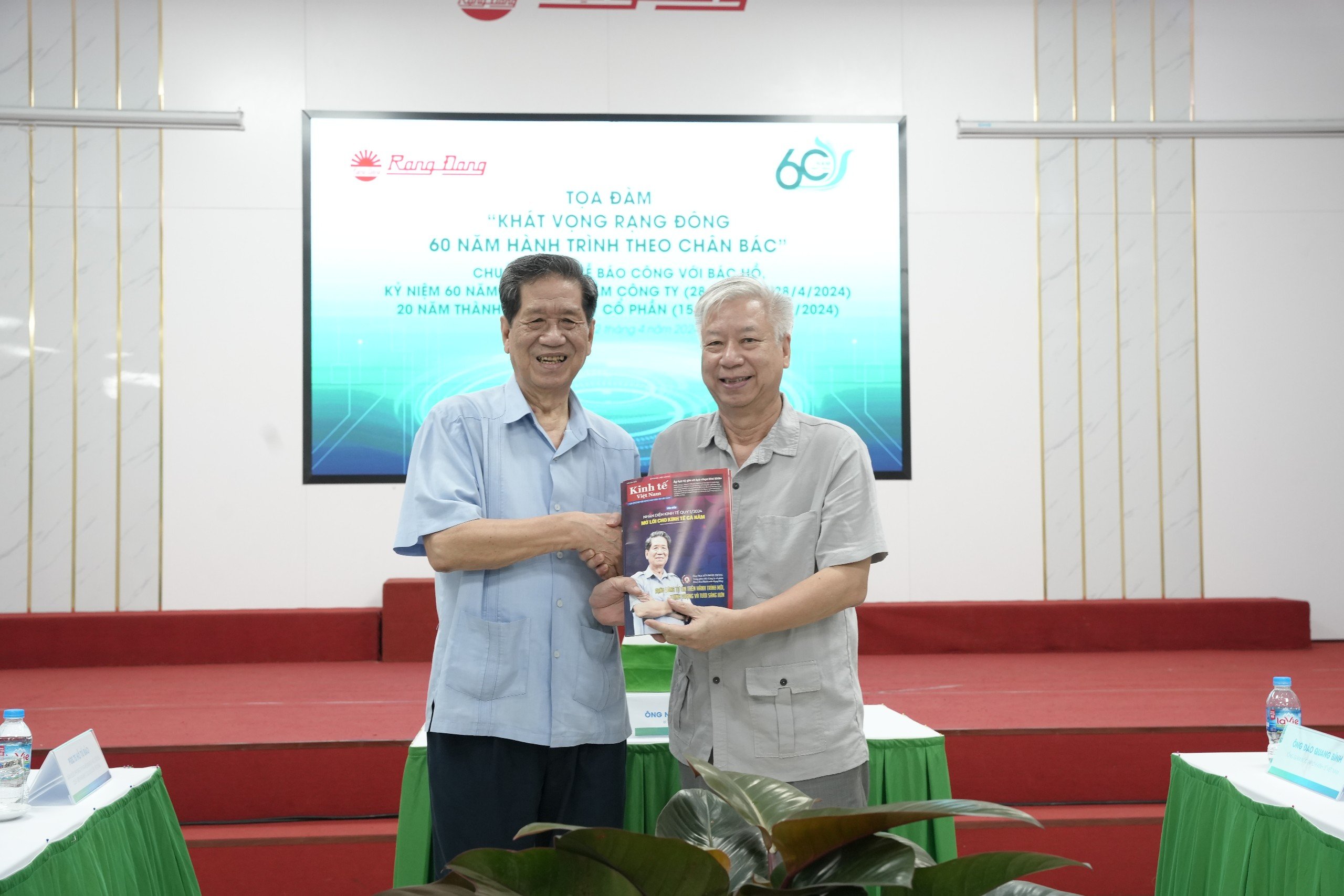 Ông Đào Quang Bính, Tổng giám đốc, Tổng thư ký Tòa soạn, Tạp chí Kinh tế Việt Nam - VnEconomy trao tặng ông Nguyễn Đoàn Thăng số báo mới nhất ra ngày 22/4, trong đó có nhiều bài viết đề cập tới hành trình 60 năm của Rạng Đông.