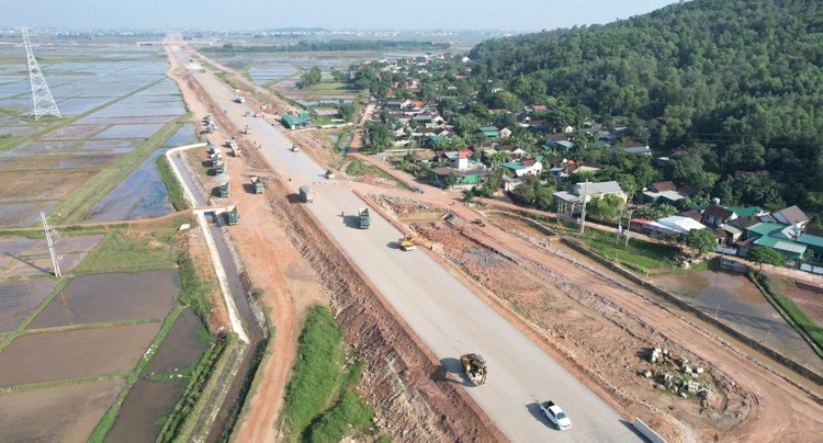 Nhiều nhà thầu đưa thêm máy móc, công nhân, kỹ sư để hỗ trợ các nhà thầu "đuối" năng lực cùng tăng tốc các hạng mục quan trọng.