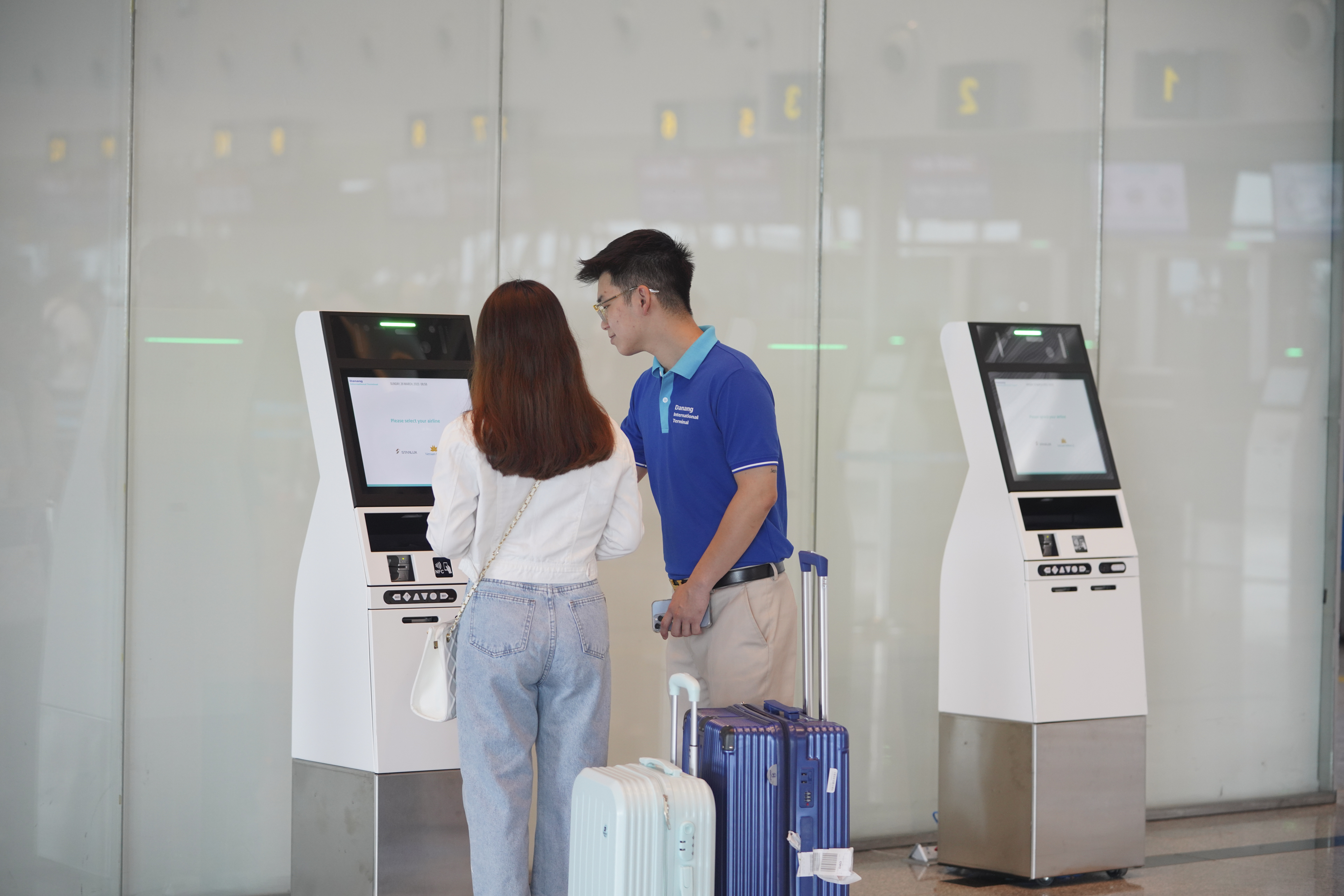 Nh&agrave; ga quốc tế Đ&agrave; Nẵng lắp đặt c&aacute;c thiết bị tự động h&oacute;a thủ tục nhằm tạo sự thuận tiện cho h&agrave;nh kh&aacute;ch. Ảnh: AHT.