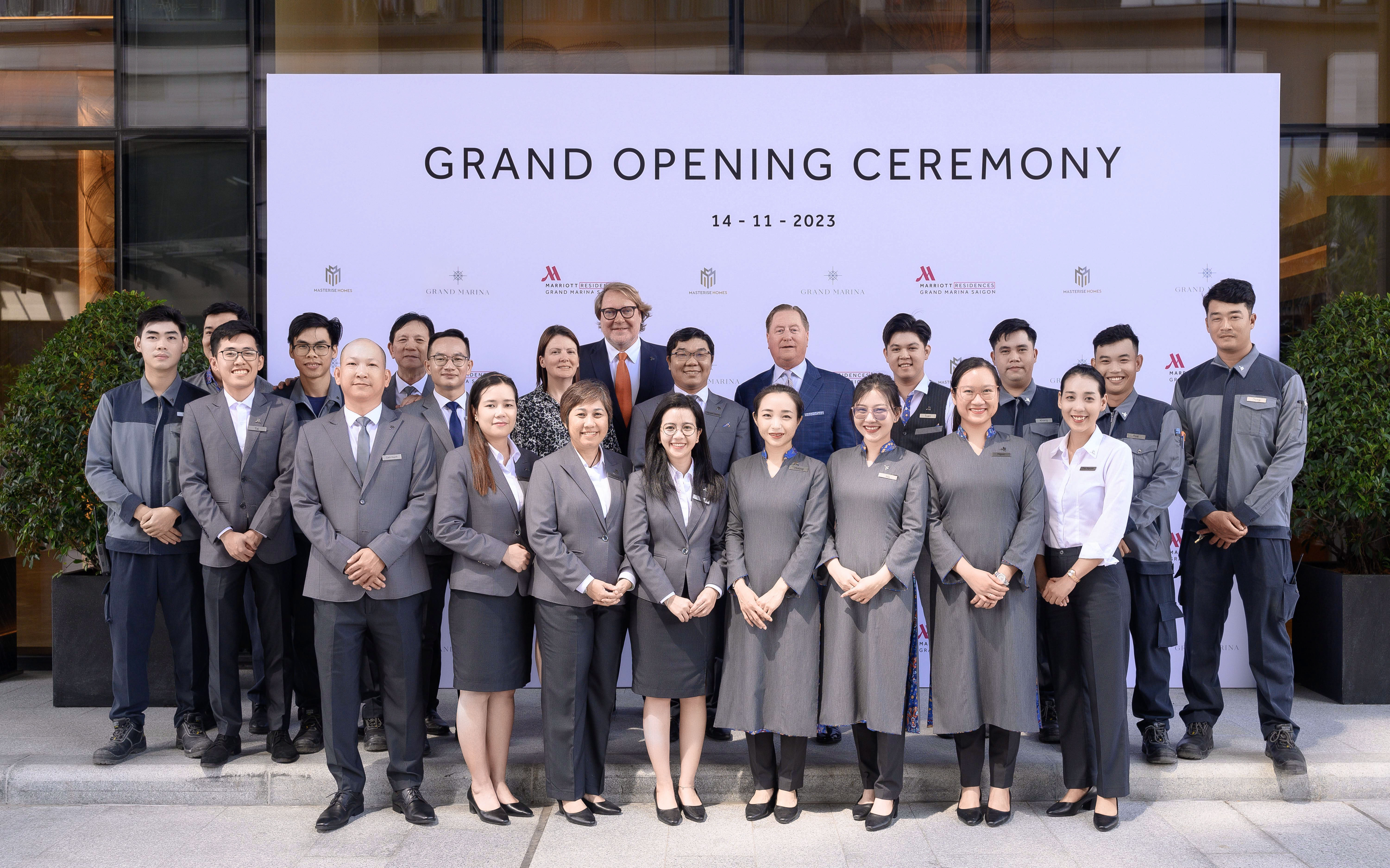 Đội ngũ quản gia Marriott v&agrave; c&aacute;c l&atilde;nh đạo cấp cao trong lễ khai trương Khu căn hộ h&agrave;ng hiệu Marriott tại t&ograve;a Lake. Ảnh: Masterise Homes.
