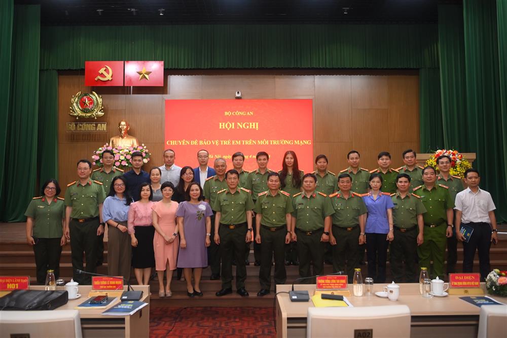 Các đại biểu tham dự hội nghị chuyên đề Bảo vệ trẻ em trên môi trường mạng ngày 22/4.