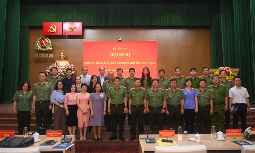 Các đại biểu tham dự hội nghị chuyên đề Bảo vệ trẻ em trên môi trường mạng ngày 22/4.