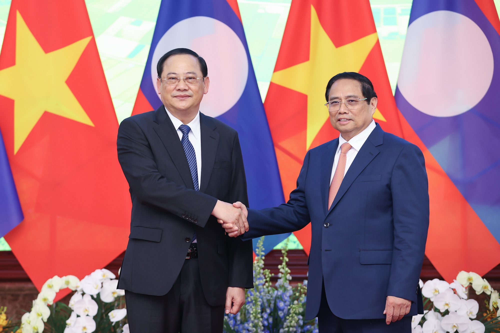 Thủ tướng Phạm Minh Chính và Thủ tướng Lào Sonexay Siphandone - Ảnh: VGP