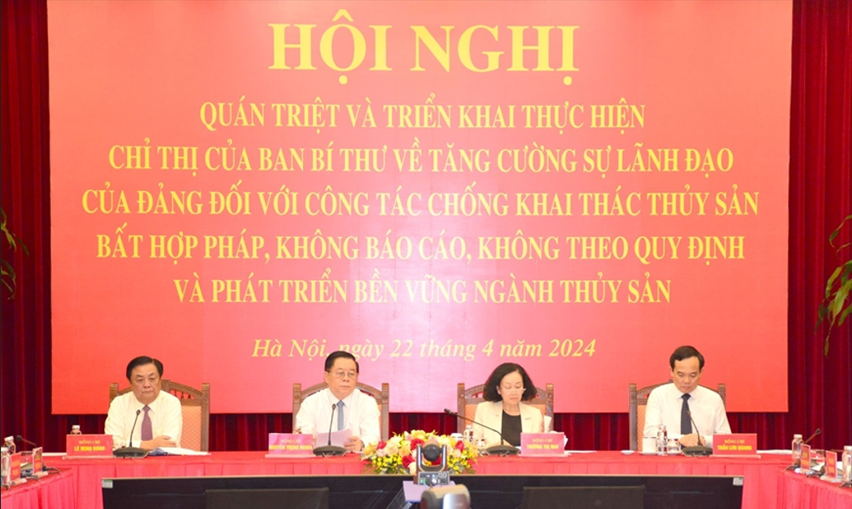 Thường trực Ban B&iacute; thư Trương Thị Mai, Trưởng Ban Tuy&ecirc;n gi&aacute;o trung ương Nguyễn Trọng Nghĩa, Ph&oacute; Thủ tướng Trần Lưu Quang , Bộ trưởng L&ecirc; Minh Hoan c&ugrave;ng chủ tr&igrave; hội nghị tại trụ sở trưng ương Đảng.