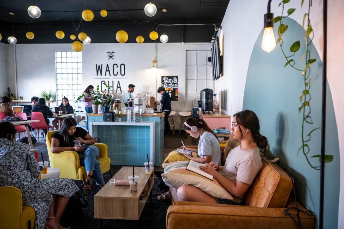 Những cửa h&agrave;ng tr&agrave; sữa gi&aacute; rẻ mọc l&ecirc;n nhan nhản khắp c&aacute;c nơi v&agrave; trở th&agrave;nh lựa chọn của giới trẻ.