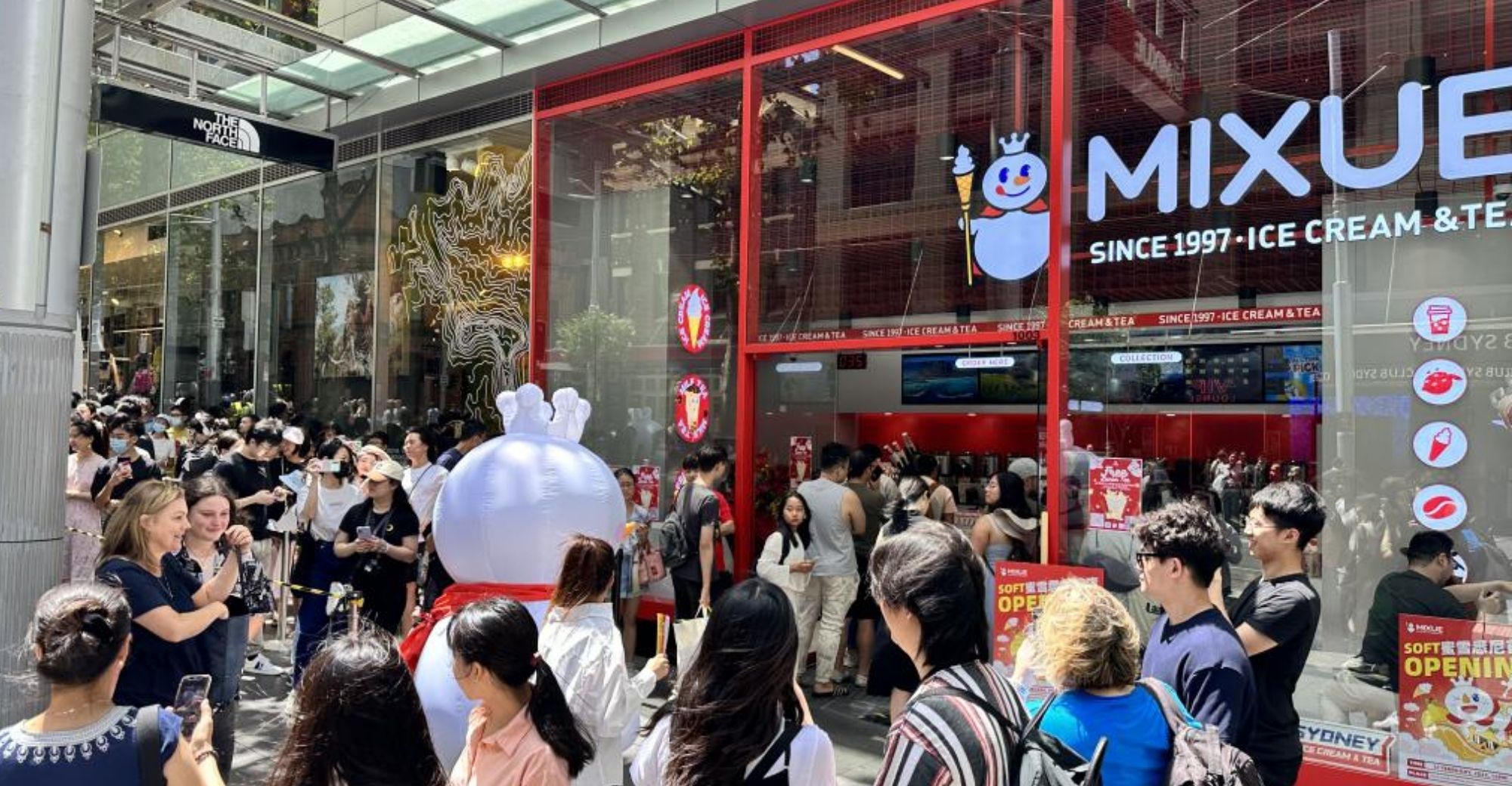 Khung cảnh trong buổi khai trương cửa h&agrave;ng tr&agrave; sữa Mixue đầu ti&ecirc;n tại Australia hồi đầu năm 2023.