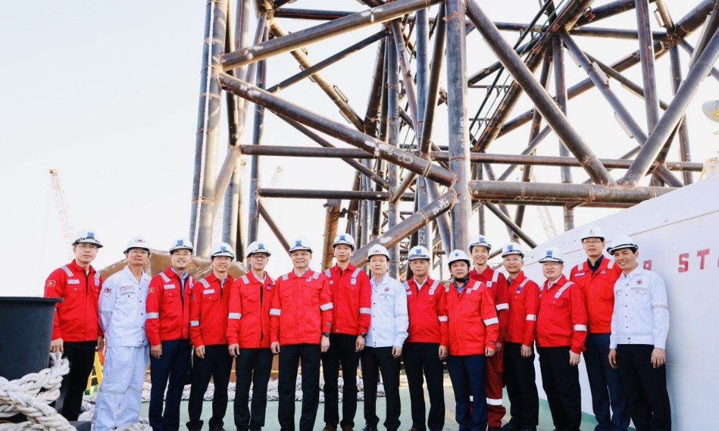 1.	Chủ tịch HĐTV Petrovietnam Lê Mạnh Hùng và lãnh đạo PVEP, Vietsovpetro tại buổi lễ.
