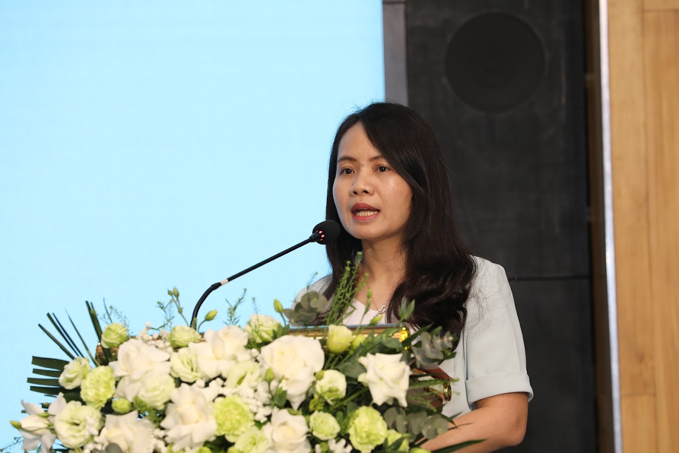TS. Vũ Thanh Hương trình bày báo cáo: 
