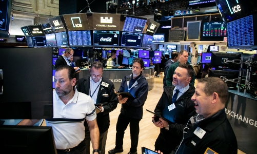 Hy vọng giảm lãi suất nhen nhóm sau dữ liệu ngành sản xuất, chứng khoán Mỹ và giá dầu cùng xanh rực