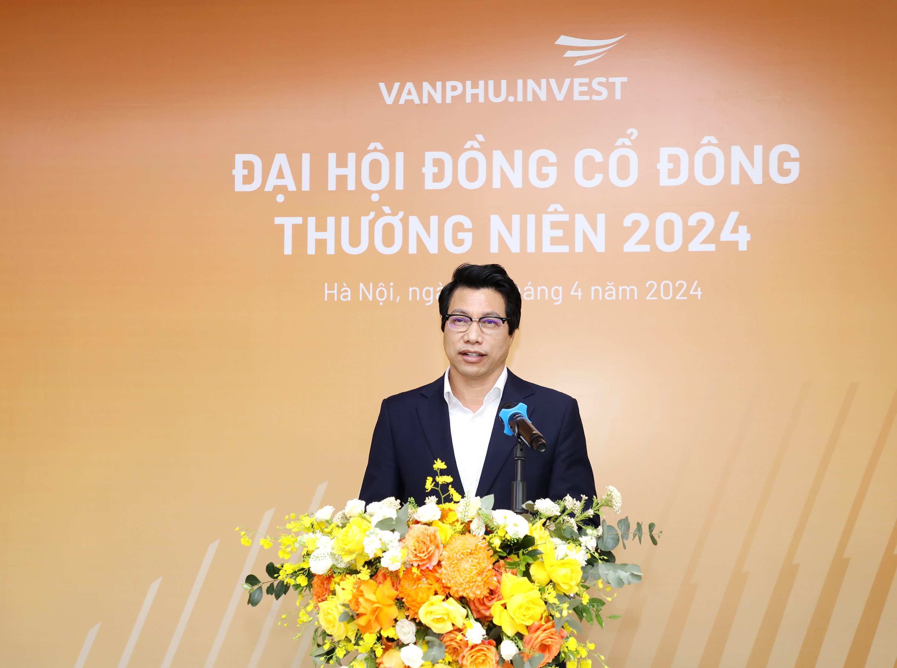 Ông Tô Như Toàn, Chủ tịch HĐQT Văn Phú - Invest phát biểu tại cuộc họp ĐHCĐ.