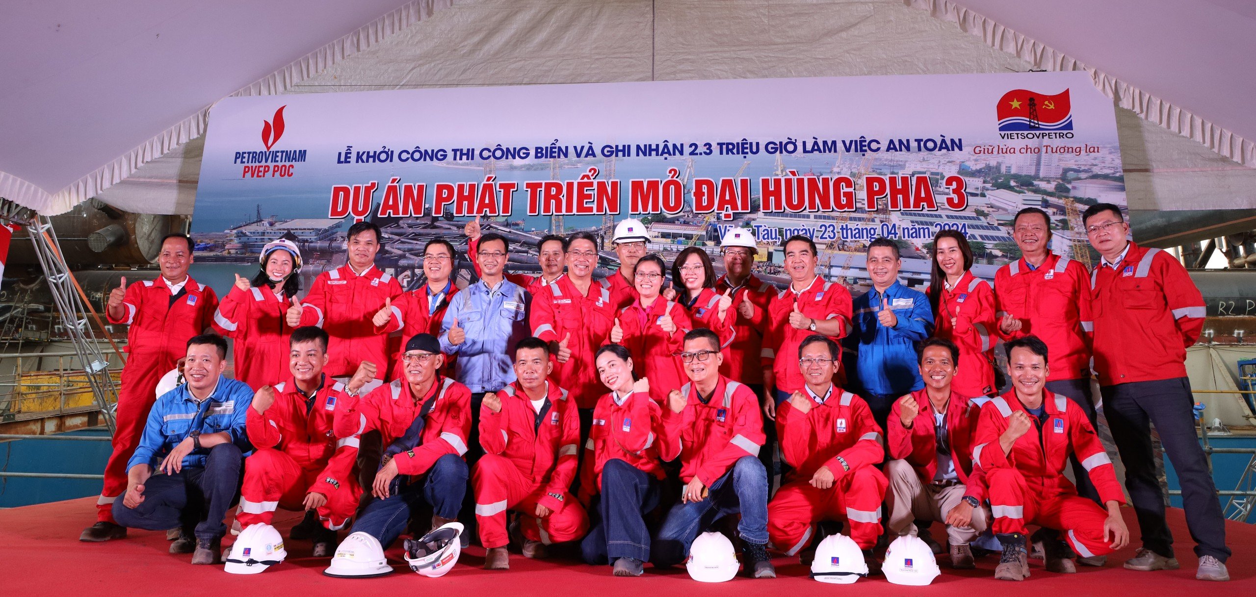 Tập thể CBCNV tham gia dự án thể hiện quyết tâm hoàn thành dự án vượt tiến độ đề ra.