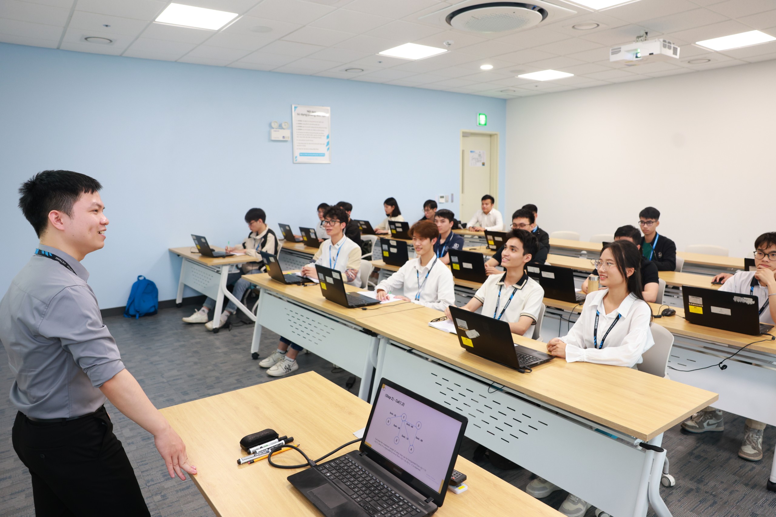 Nh&acirc;n vi&ecirc;n SRV tham gia c&aacute;c chương tr&igrave;nh đ&agrave;o tạo.