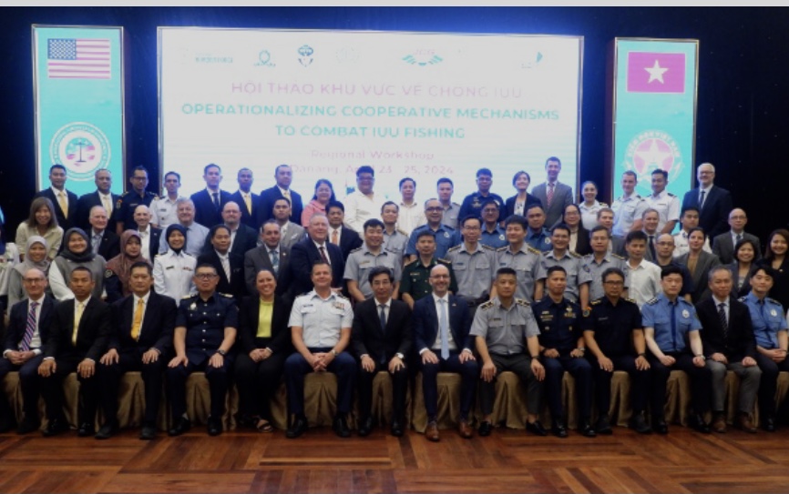 C&aacute;c đại biểu đến từ 12 quốc gia l&agrave;: Hoa Kỳ, Australia, Canada, H&agrave;n Quốc, Nhật Bản, Vương Quốc Anh, Malaysia, Philippines, Indonesia, Th&aacute;i Lan v&agrave; Việt Nam chụp ảnh lưu niệm tại Hội thảo