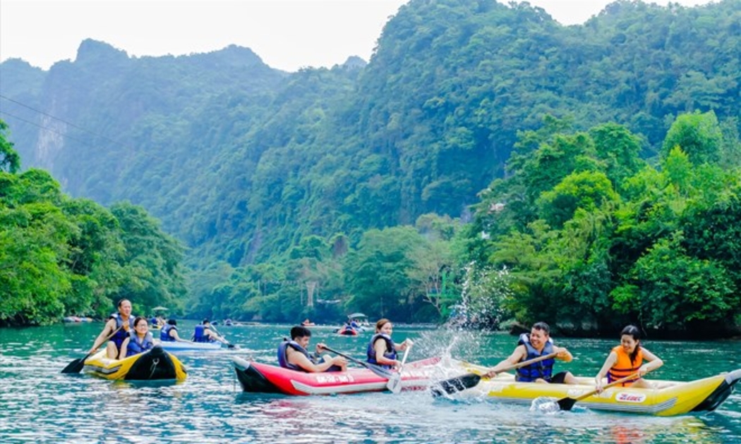 Du khách đến trải nghiệm tại Vườn quốc gia Phong Nha – Kẻ Bàng.  Ảnh: LPL