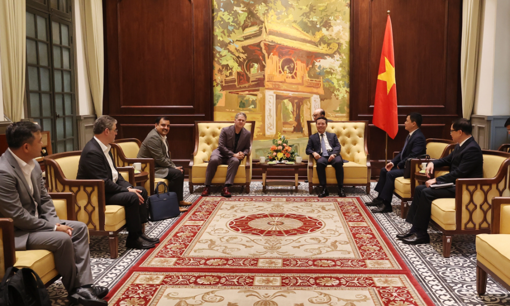Bộ trưởng Bộ Thông tin và Truyền thông Nguyễn Mạnh Hùng tiếp và làm việc với Phó Chủ tịch Tập đoàn NVIDIA (Mỹ), ông Keith Strier.