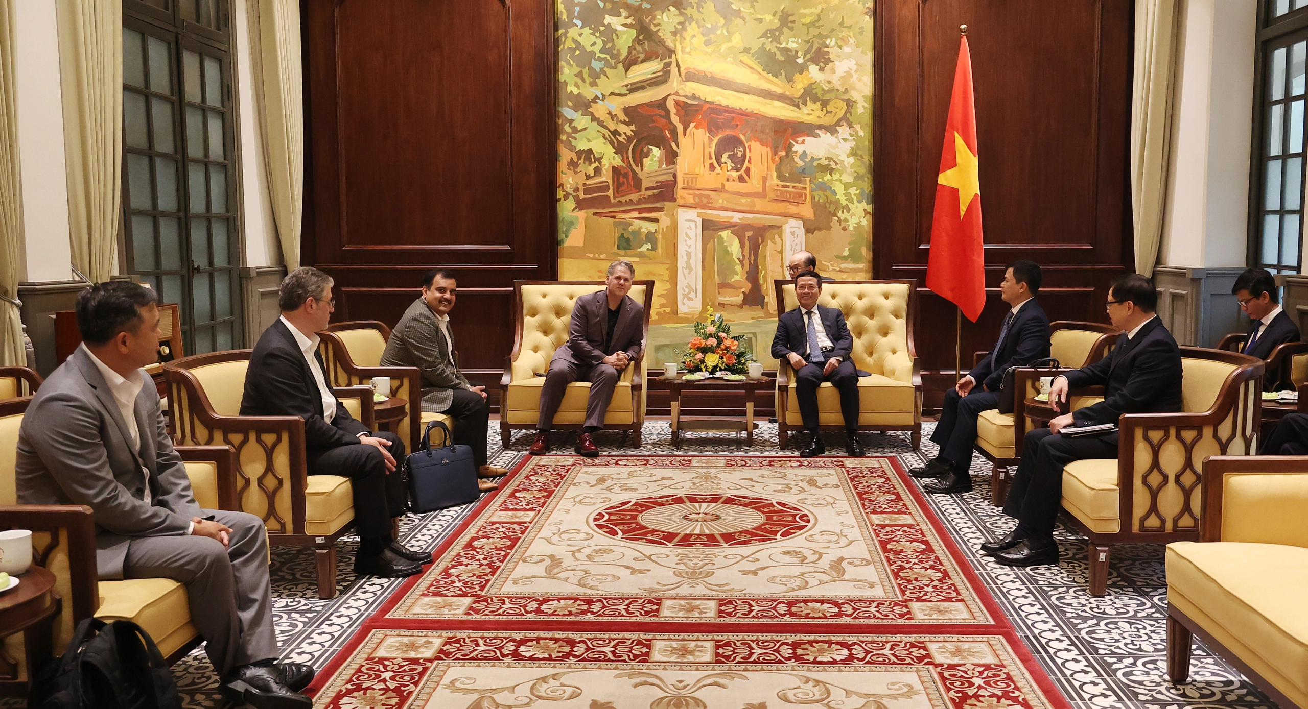 Bộ trưởng Bộ Thông tin và Truyền thông Nguyễn Mạnh Hùng tiếp và làm việc với Phó Chủ tịch Tập đoàn NVIDIA (Mỹ), ông Keith Strier.