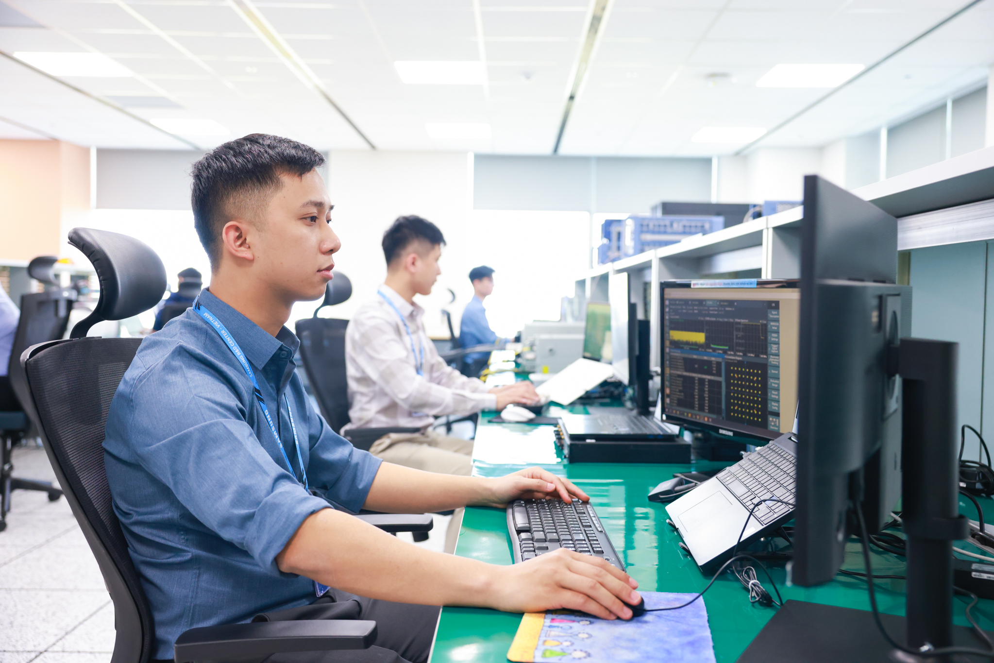 Các kỹ sư Việt Nam làm việc và nghiên cứu tại SRV - Ảnh: SRV