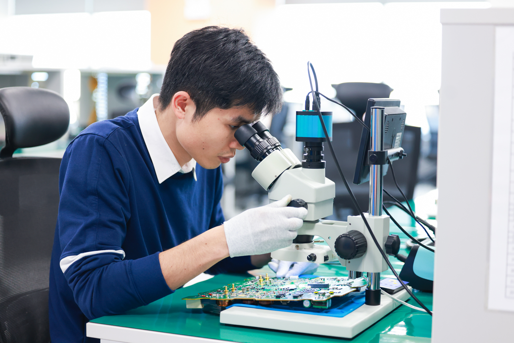 C&aacute;c kỹ sư l&agrave;m việc v&agrave; nghi&ecirc;n cứu tại Samsung.