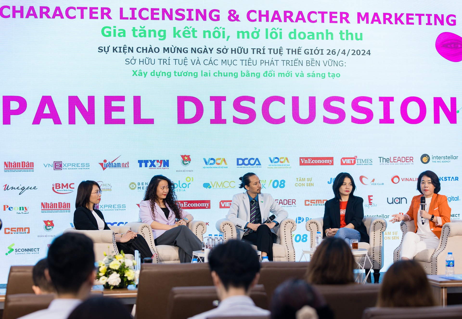 B&agrave; Đo&agrave;n Thị B&iacute;ch Ngọc (thứ hai từ phải sang) tham gia trong phi&ecirc;n thảo luận tại Hội thảo