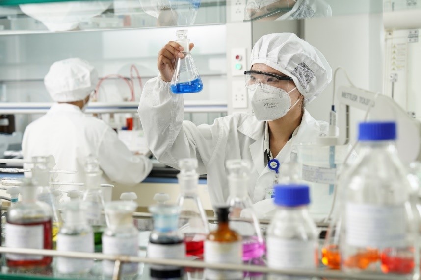 Product research and development at Imexpharm’s EU-GMP quality drug factory.