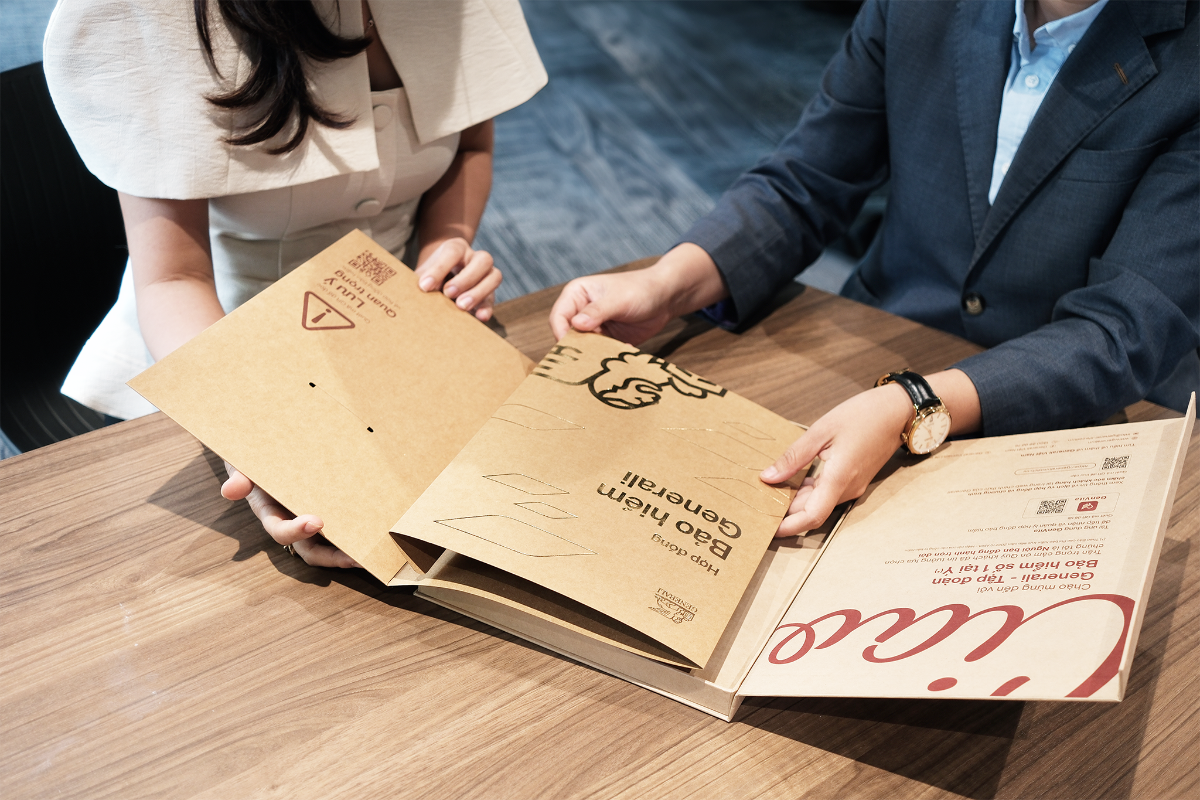 Kh&ocirc;ng chỉ thay đổi về chất liệu v&agrave; thiết kế, 100% t&agrave;i liệu b&ecirc;n trong bộ Hợp Đồng Bảo Hiểm mới cũng được Generali cải tiến ng&ocirc;n từ v&agrave; c&aacute;ch tr&igrave;nh b&agrave;y dễ nh&igrave;n, dễ nhớ v&agrave; &ldquo;dễ chịu&rdquo; hơn cho kh&aacute;ch h&agrave;ng.