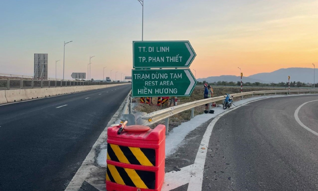 Biển báo vào trạm dừng chân tạm trên cao tốc Vĩnh Hảo - Phan Thiết. Ảnh: Chủ đầu tư BQL Dự án 7.