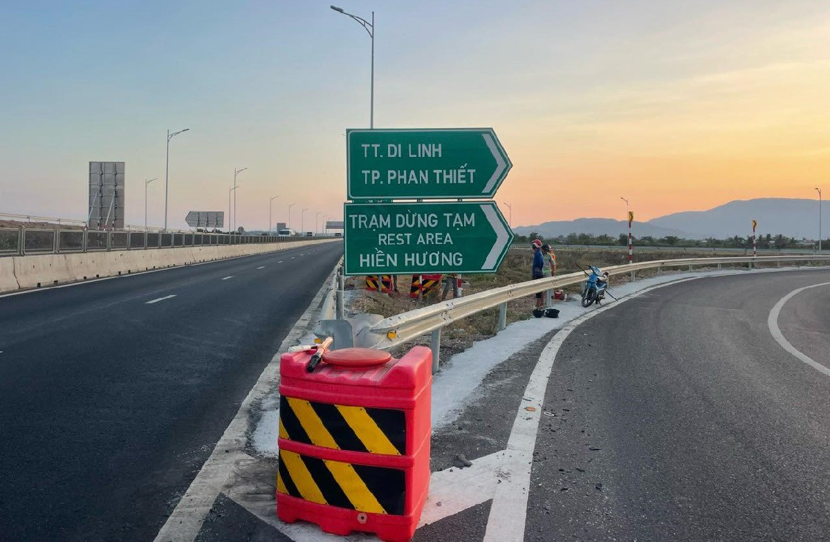 Biển báo vào trạm dừng chân tạm trên cao tốc Vĩnh Hảo - Phan Thiết. Ảnh: Chủ đầu tư BQL Dự án 7.