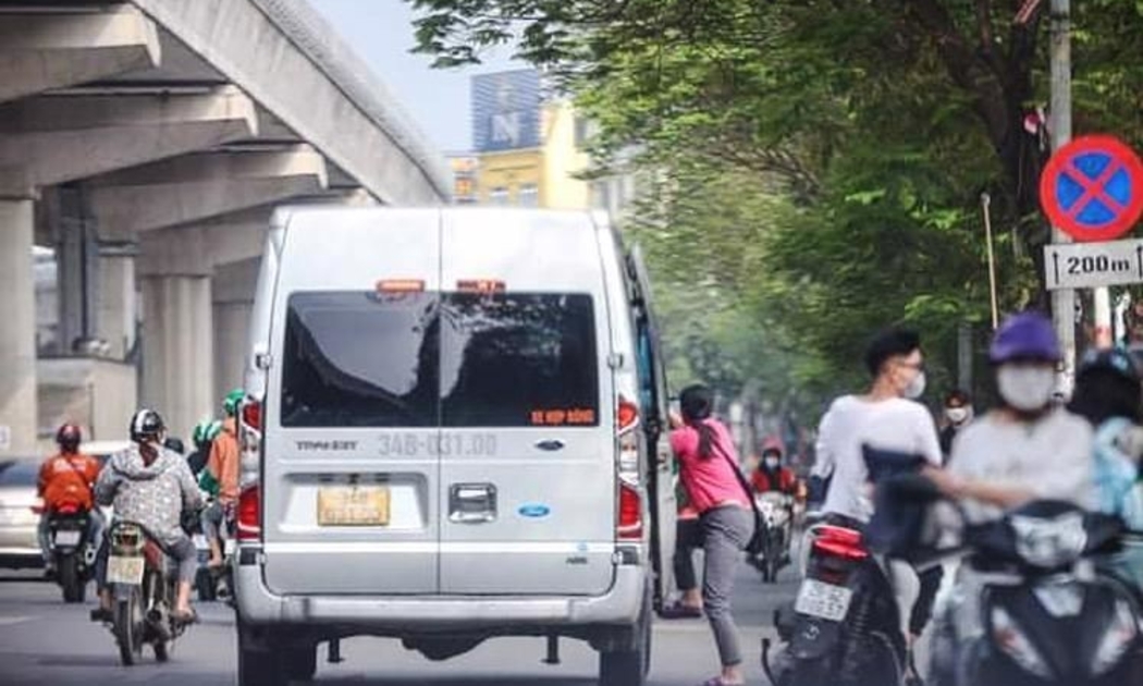 Nhiều xe hợp đồng hoạt động trá hình tuyến cố định nhưng quy định quản lý lại lỏng lẻo, khó xử lý triệt để.