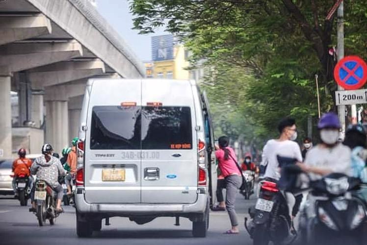 Nhiều xe hợp đồng hoạt động trá hình tuyến cố định nhưng quy định quản lý lại lỏng lẻo, khó xử lý triệt để.